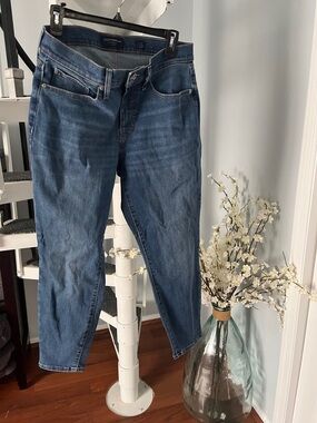 Lucky Brand Mid-Rise Blue Cropped Jeans size 12